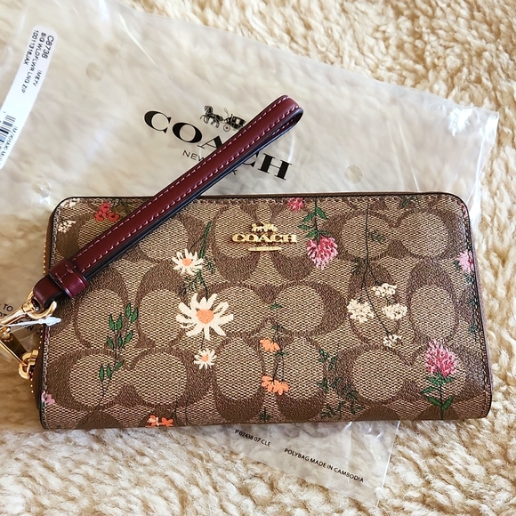 NWT Coach Signature Wildflower Long Zip Wallet/Wristlet ๐๐ค - Picture 2 of 16